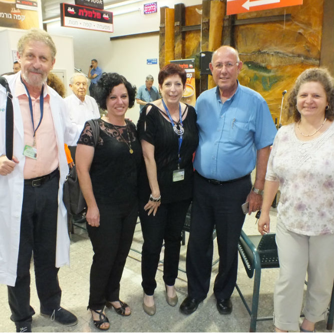 מנהלי בית החולים כרמל והמחוז מרימים כוס לשנה החדשה